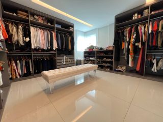 Casa de alto padrão em Alphaville II, com 6 quartos, área gourmet, piscina, 500 m² construídos e infraestrutura completa de lazer e segurança.