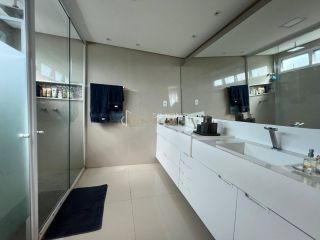 Casa de alto padrão em Alphaville II, com 6 quartos, área gourmet, piscina, 500 m² construídos e infraestrutura completa de lazer e segurança.