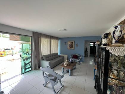 Casa Para Vender com 04 quartos 02 suítes no bairro Maria Auxiliadora em Caruaru