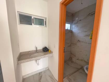CASA DUPLEX INDIVIDUAL EM BAIRRO NOVO COM 3 QUARTOS SENDO 1 SUÍTE