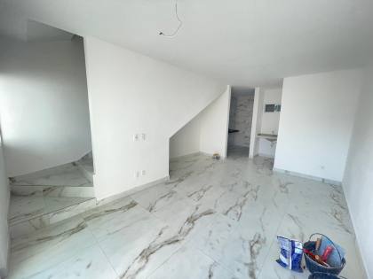 CASA DUPLEX INDIVIDUAL EM BAIRRO NOVO COM 3 QUARTOS SENDO 1 SUÍTE