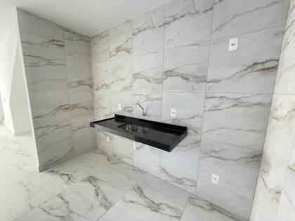 CASA DUPLEX INDIVIDUAL EM BAIRRO NOVO COM 3 QUARTOS SENDO 1 SUÍTE