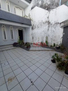 Casa Duplex em boa localização no Bairro Siqueira Campos, com 5/4, sendo 2 suítes