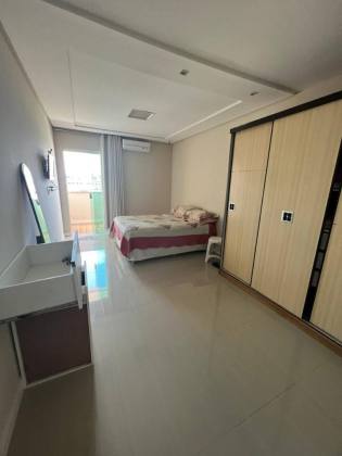 Casa no 18 no forte com 4/4, sendo 2 suítes