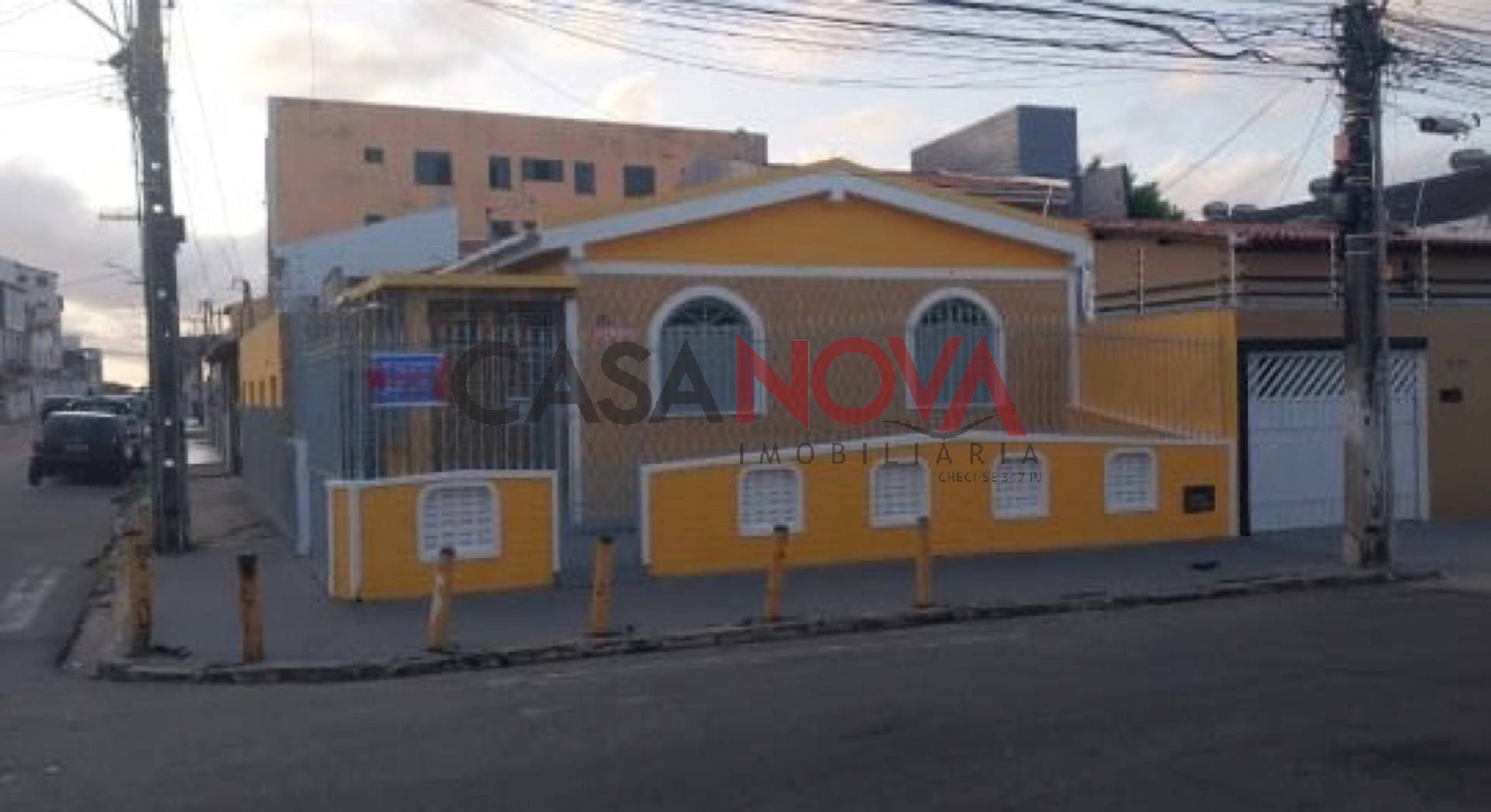 Casa de esquina em boa localização no Centro para Residência ou Comércio