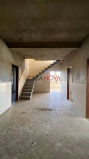 Terreno murado com construção em andamento na Barra dos Coqueiros, com área total de 875 m²