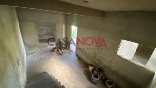 Terreno murado com construção em andamento na Barra dos Coqueiros, com área total de 875 m²