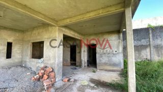 Terreno murado com construção em andamento na Barra dos Coqueiros, com área total de 875 m²