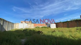 Terreno murado com construção em andamento na Barra dos Coqueiros, com área total de 875 m²