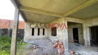 Terreno murado com construção em andamento na Barra dos Coqueiros, com área total de 875 m²