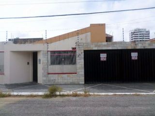 Casa em boa localização no Salgado Filho com 5/4, sendo 3 suítes