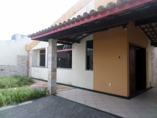 Casa em boa localização no Salgado Filho com 5/4, sendo 3 suítes