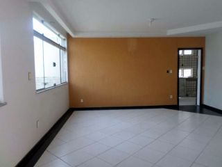 Casa em boa localização no Salgado Filho com 5/4, sendo 3 suítes