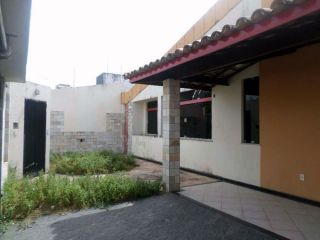 Casa em boa localização no Salgado Filho com 5/4, sendo 3 suítes