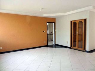 Casa em boa localização no Salgado Filho com 5/4, sendo 3 suítes