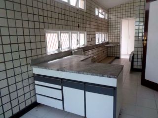 Casa em boa localização no Salgado Filho com 5/4, sendo 3 suítes
