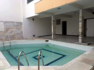 Casa em boa localização no Salgado Filho com 5/4, sendo 3 suítes