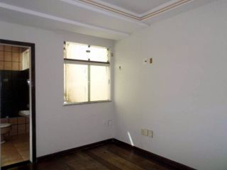 Casa em boa localização no Salgado Filho com 5/4, sendo 3 suítes