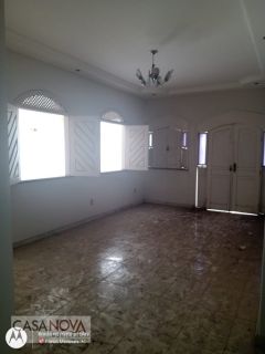 Casa Grande com excelente localização na 13 de Julho