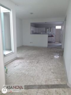 Casa Grande com excelente localização na 13 de Julho