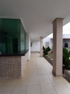 CASA COM 5 SUÍTES NO BAIRRO ARUANA