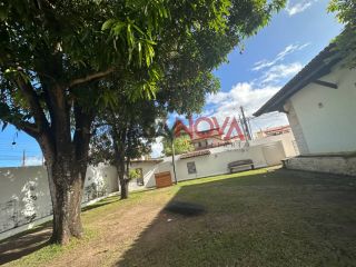 Casa Térrea com 5/4, sendo 3 suítes e com piscina na Coroa do Meio