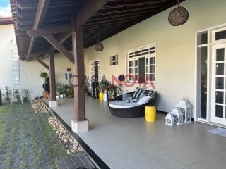 Casa Térrea com 5/4, sendo 3 suítes e com piscina na Coroa do Meio