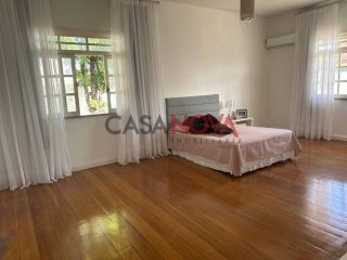 Casa Térrea com 5/4, sendo 3 suítes e com piscina na Coroa do Meio