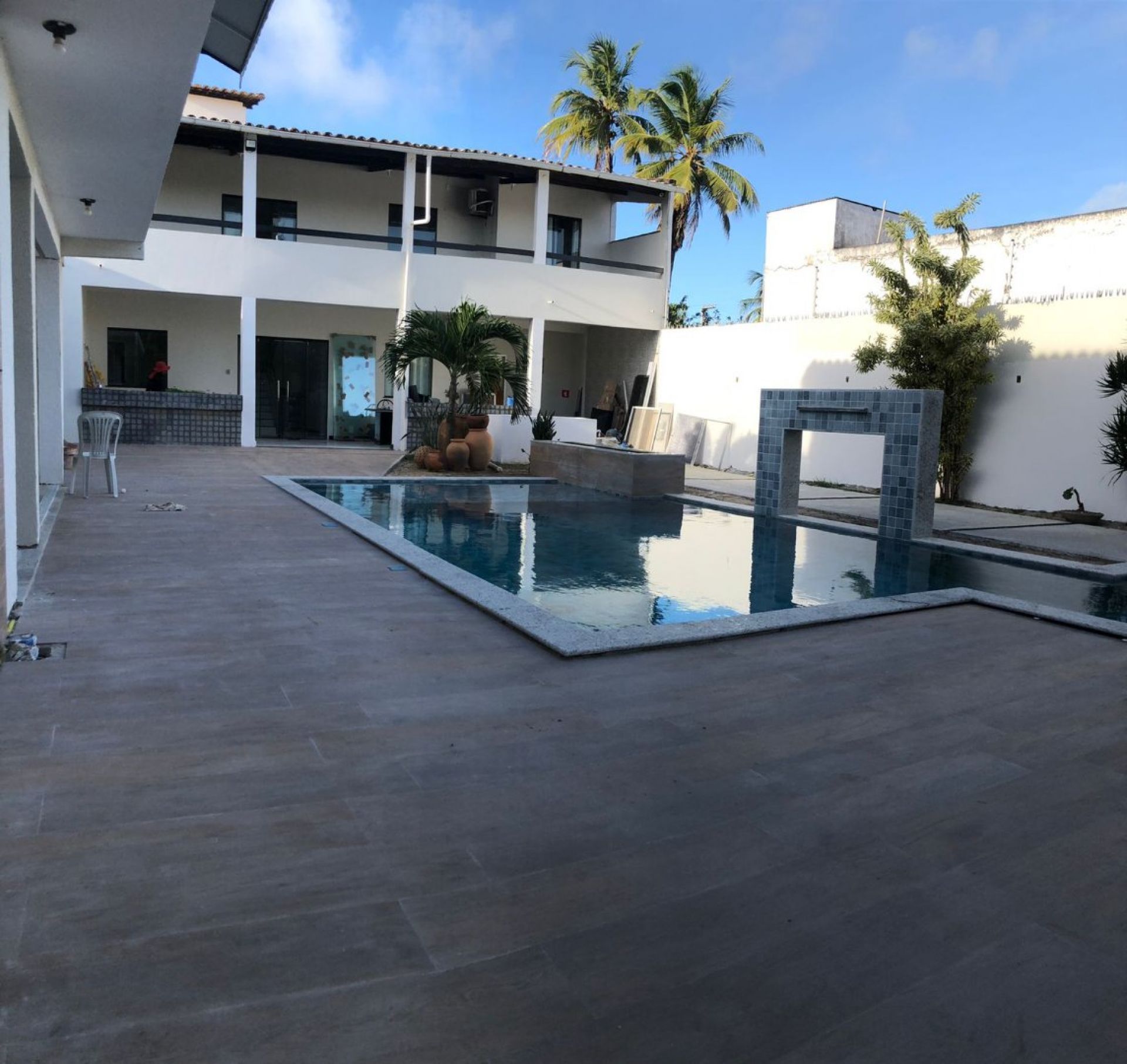 CASA DUPLEX COM PISCINA PROJETADA RECÉM REFORMADA EM MOSQUEIRO