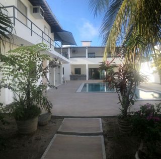 CASA DUPLEX COM PISCINA PROJETADA RECÉM REFORMADA EM MOSQUEIRO