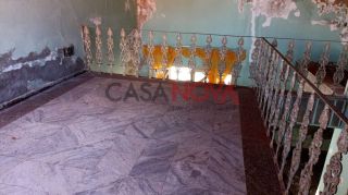 CASA NA COROA DO MEIO EM BOA LOCALIZAÇÃO COM 4/4,SENDO 2 SUÍTES