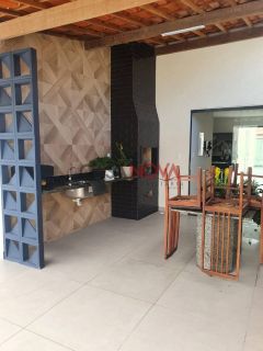 Casa com piscina em boa localização na Coroa do Meio