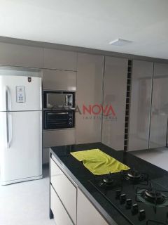 Casa com piscina em boa localização na Coroa do Meio