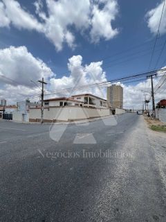 Casa de alto padrão com 04 suítes no bairro Universitário