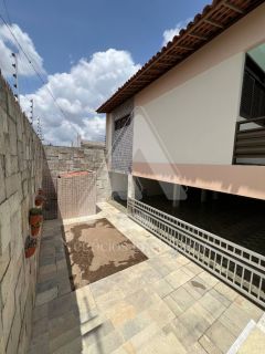 Casa de alto padrão com 04 suítes no bairro Universitário