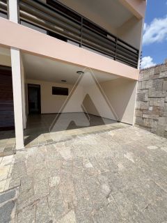 Casa de alto padrão com 04 suítes no bairro Universitário