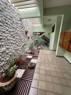 Casa de alto padrão com 04 suítes no bairro Universitário