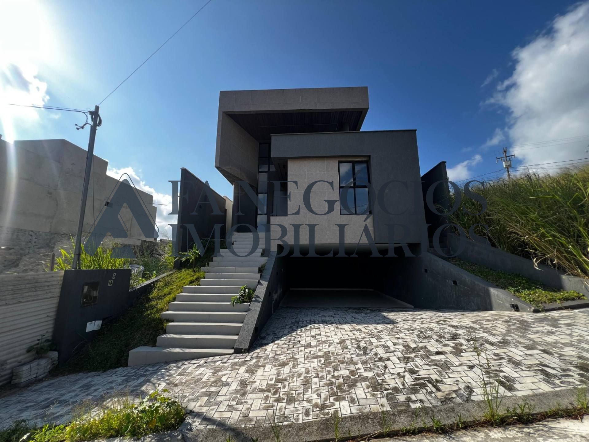 Alugo casa em condomínio fechado com 03 suítes