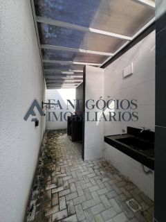 Alugo casa em condomínio fechado com 03 suítes