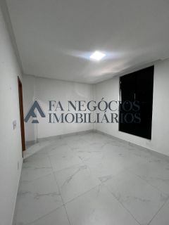 Alugo casa em condomínio fechado com 03 suítes