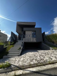 Alugo casa em condomínio fechado com 03 suítes