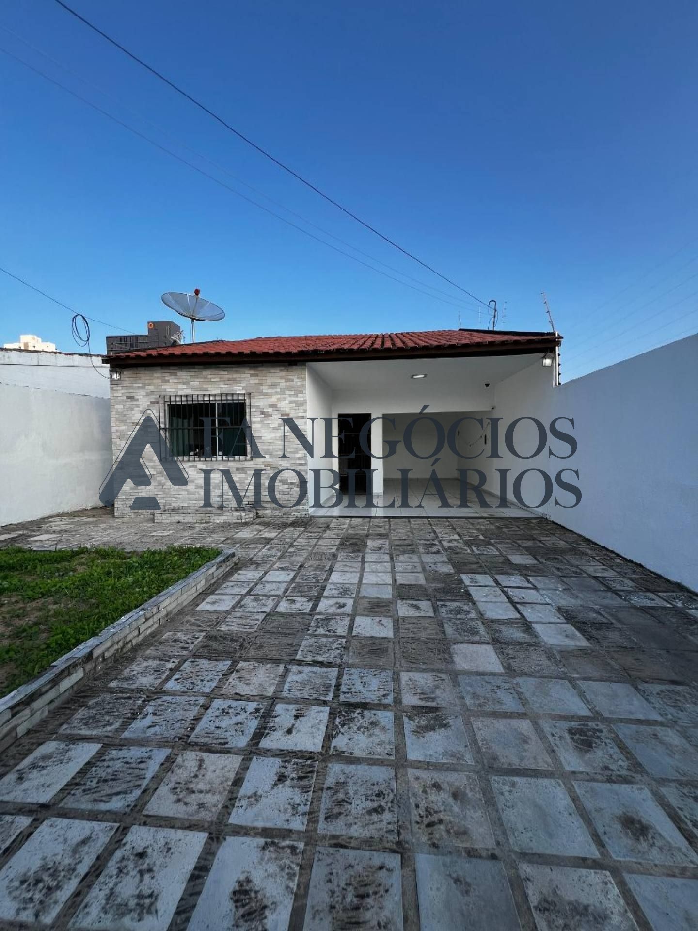 Casa a venda de 03 dormitórios no Catolé