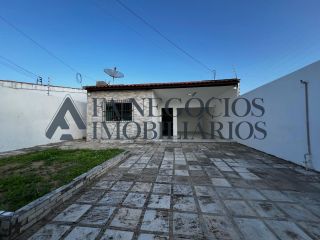 Casa a venda de 03 dormitórios no Catolé