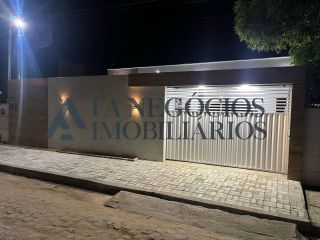 ? Casa à venda no Centro de Lucena - PB