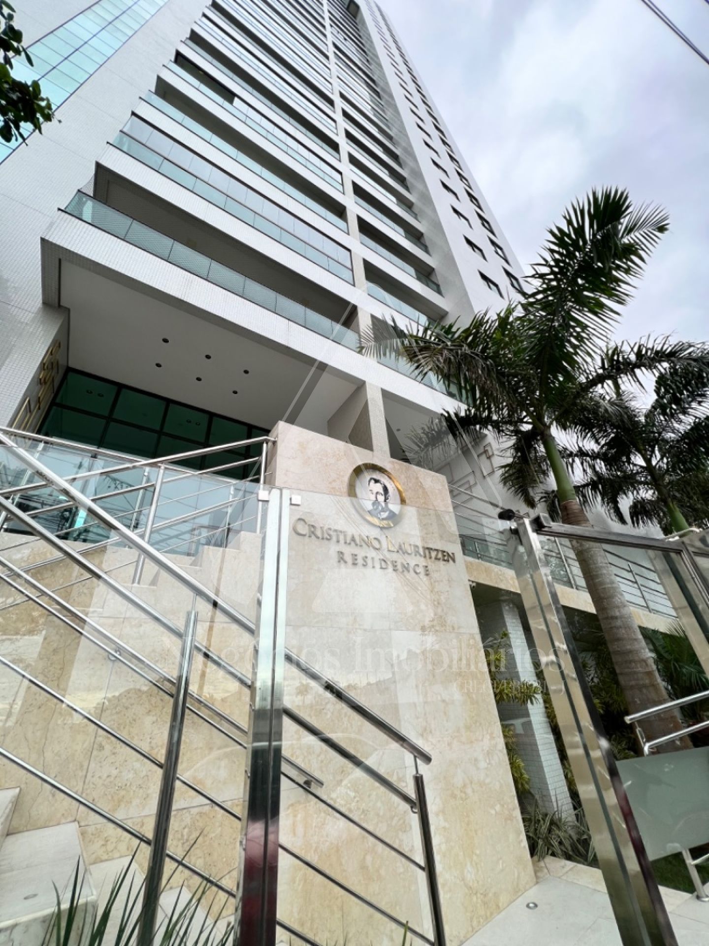 Apartamento Alto Padrão com Varanda - Centro