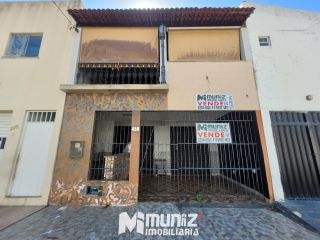 VENDE-SE CASA ONDE FUNCIONAVA UM RESTAURANTE