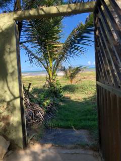 VENDE-SE CASA COM FUNDO PÉ NA AREIA E O MAR- RUA PRAIA DA COSTA