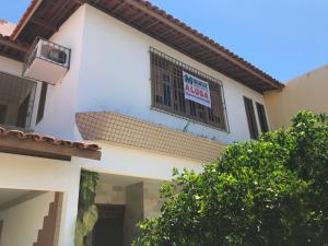 VENDE-SE  OTIMA CASA C/ 2 PV. NA RUA URQUIZA LEAL