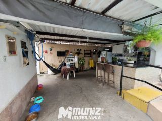 VENDE-SE CASA C/PISCINA E AREA VERDE C/FRUTEIRAS