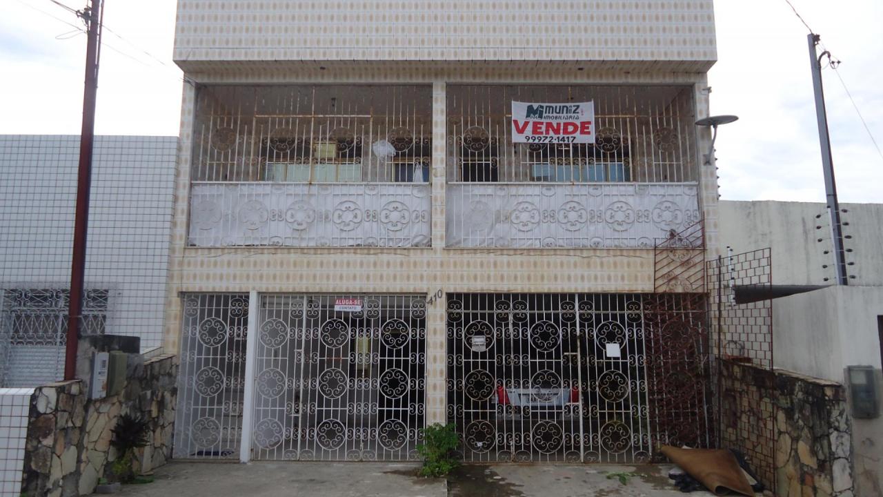 VENDE-SE PRÉDIO COMERCIAL  COM DUAS CASAS EM BAIXO E DOIS APTOS  NA RUA PERNAMBUCO